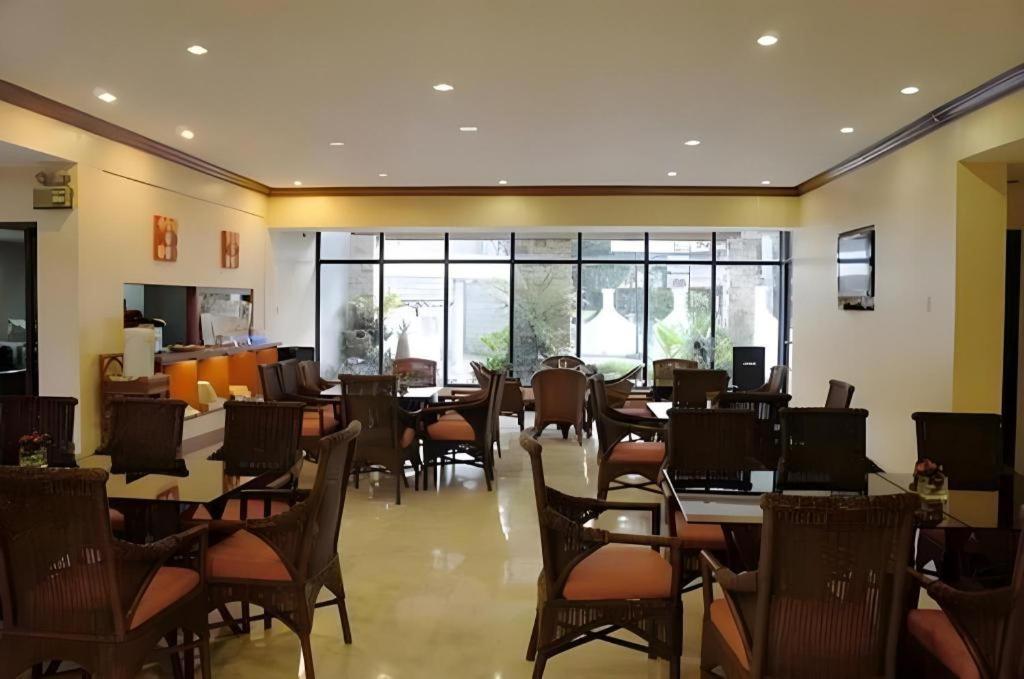 Vacation Hotel Cebu Bagian luar foto